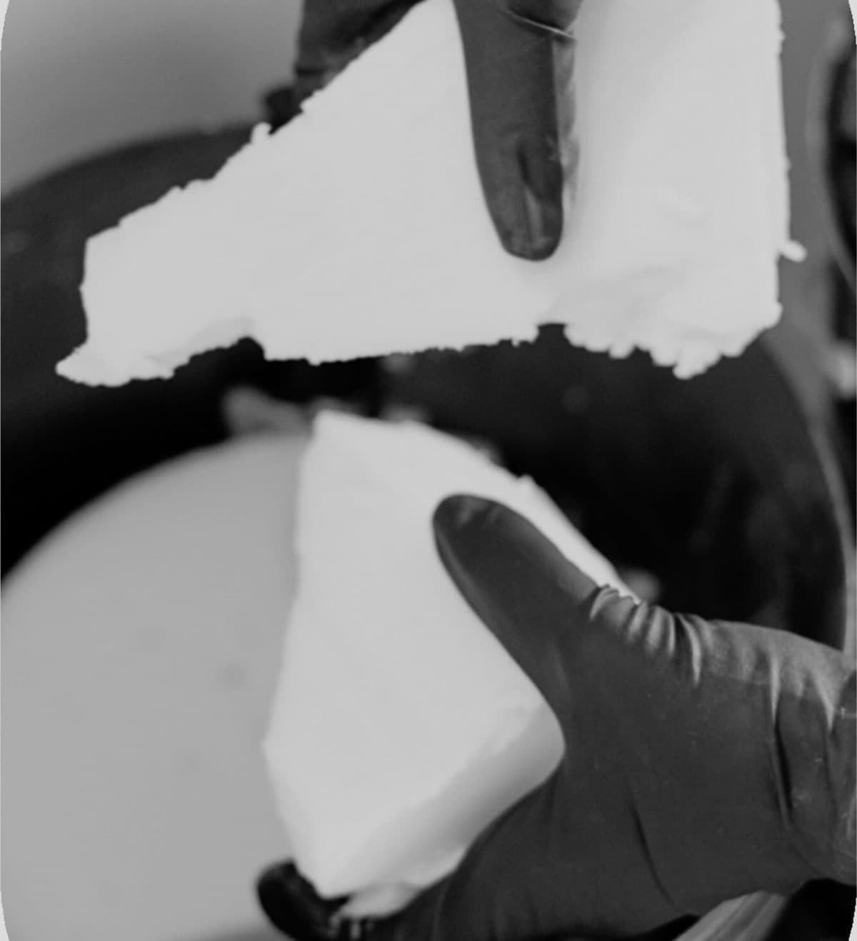 Blocos de cera de coco sendo partidos sobre a panela